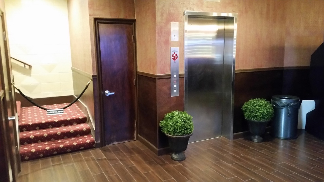 Een slim deurslot met een RFID-lezer wordt gebruikt in een zorgomgeving.